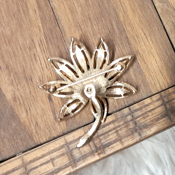 Avon Gold Toned Lotus Flower Brooch - Picture 7 of 7